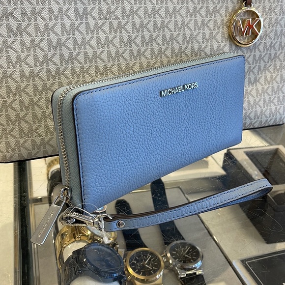 MICHAEL KORS
Leather Continental Wristlet Phone Case Wallet
Pale Blue
… - Picture 5 of 16